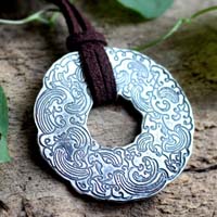 El viento y el mar, collar círculo japonés de nubes y olas en plata