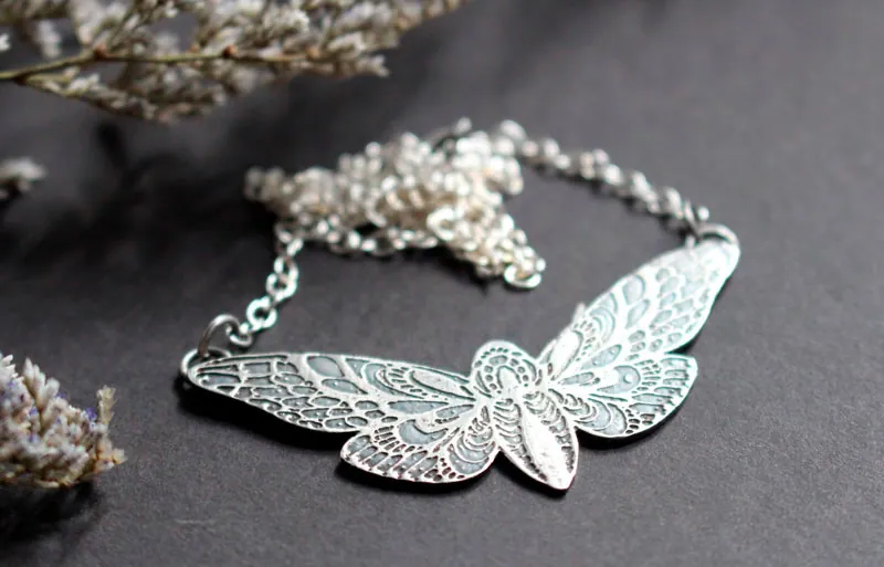 El vuelo de la mariposa, collar polilla en plata