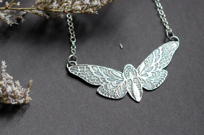 El vuelo de la mariposa, collar polilla en plata