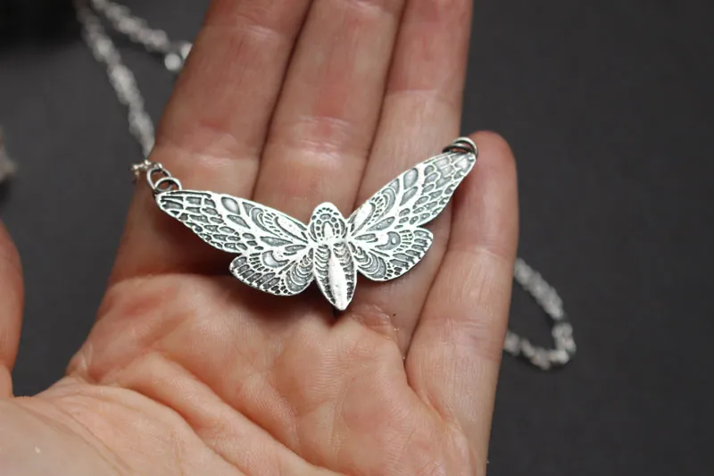 El vuelo de la mariposa, collar polilla en plata