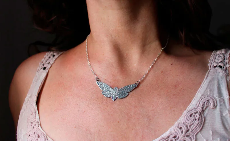El vuelo de la mariposa, collar polilla en plata