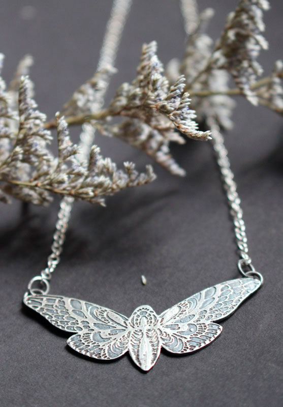El vuelo de la mariposa, collar polilla en plata