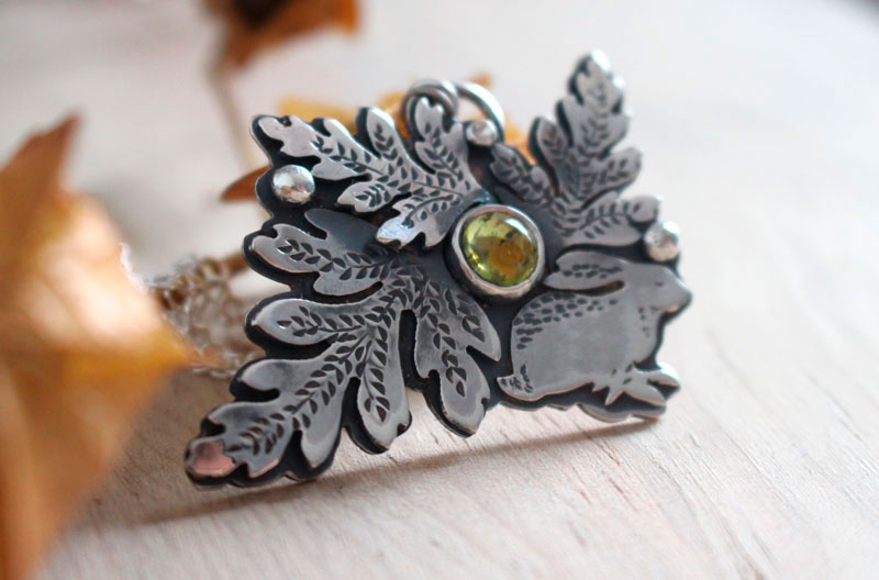 Elección, collar conejo entre helechos en plata y peridoto