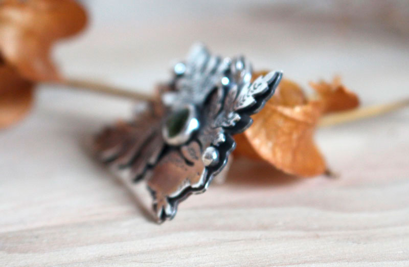 Elección, collar conejo entre helechos en plata y peridoto