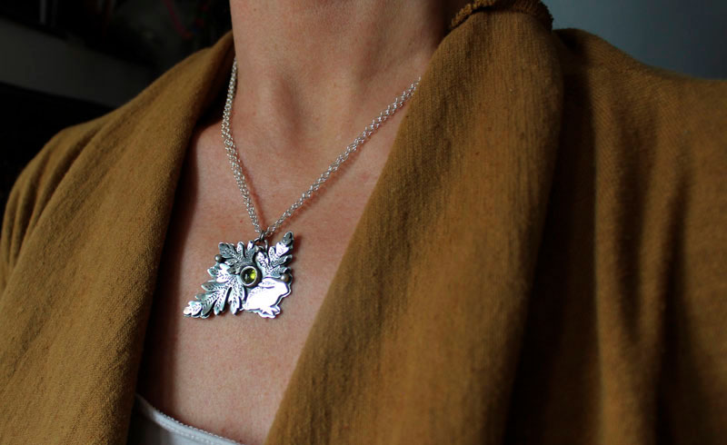 Elección, collar conejo entre helechos en plata y peridoto