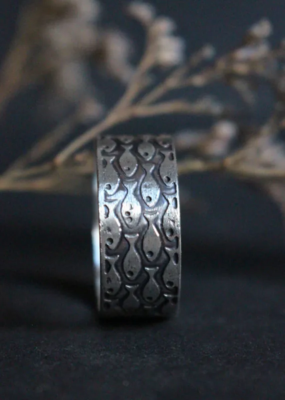 En armonía, anillo de peces en plata