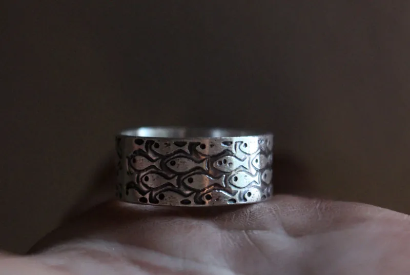 En armonía, anillo de peces en plata