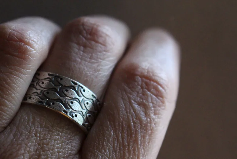 En armonía, anillo de peces en plata