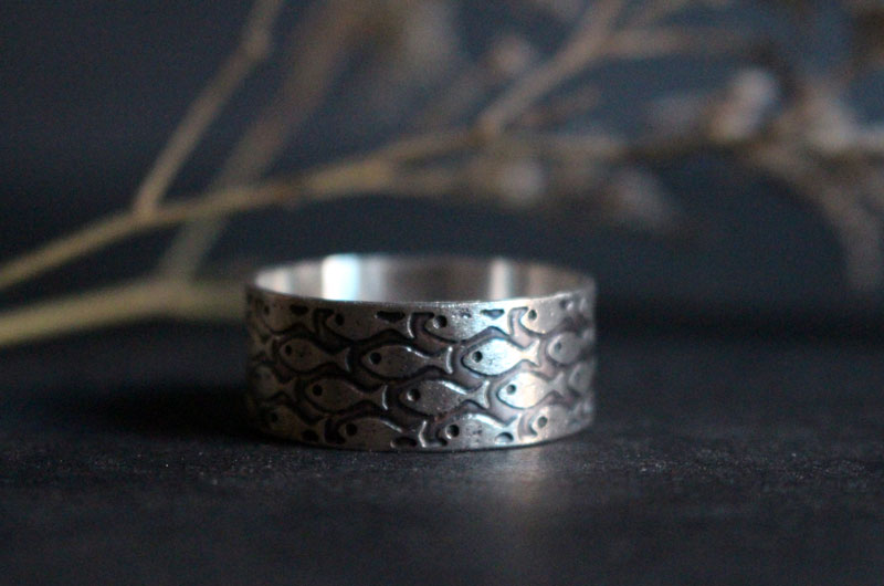 En armonía, anillo de peces en plata
