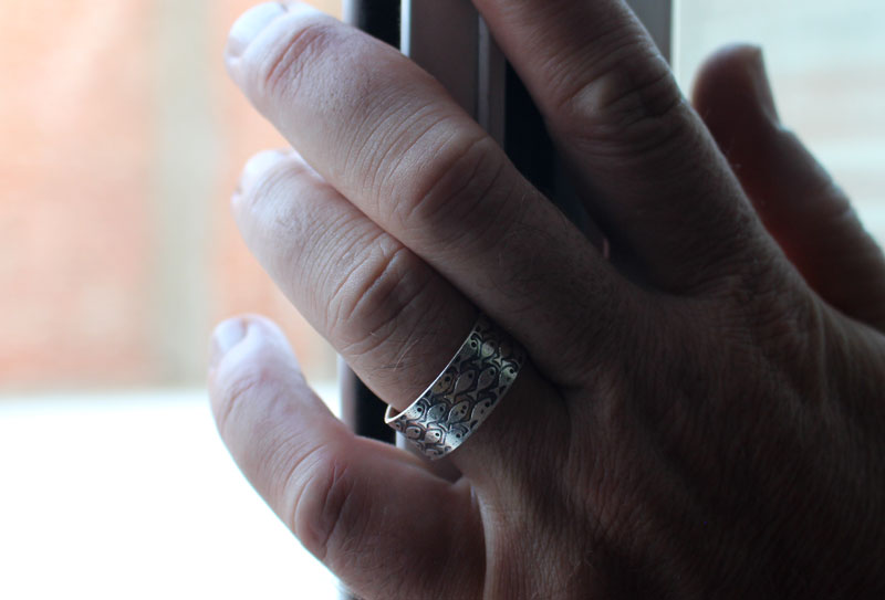 En armonía, anillo de peces en plata