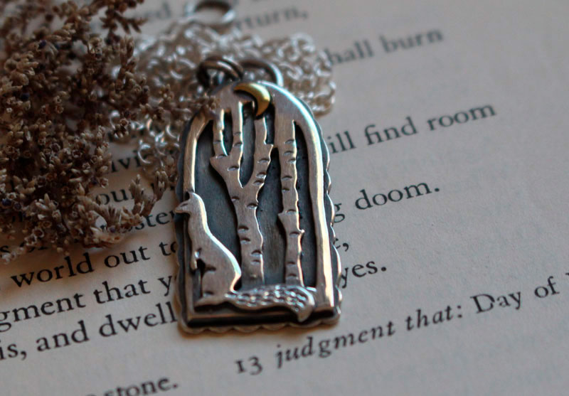 En el corazón de la noche, collar hurón en el bosque en plata y latón