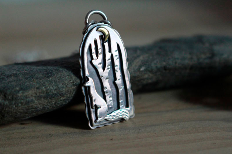 En el corazón de la noche, collar hurón en el bosque en plata y latón