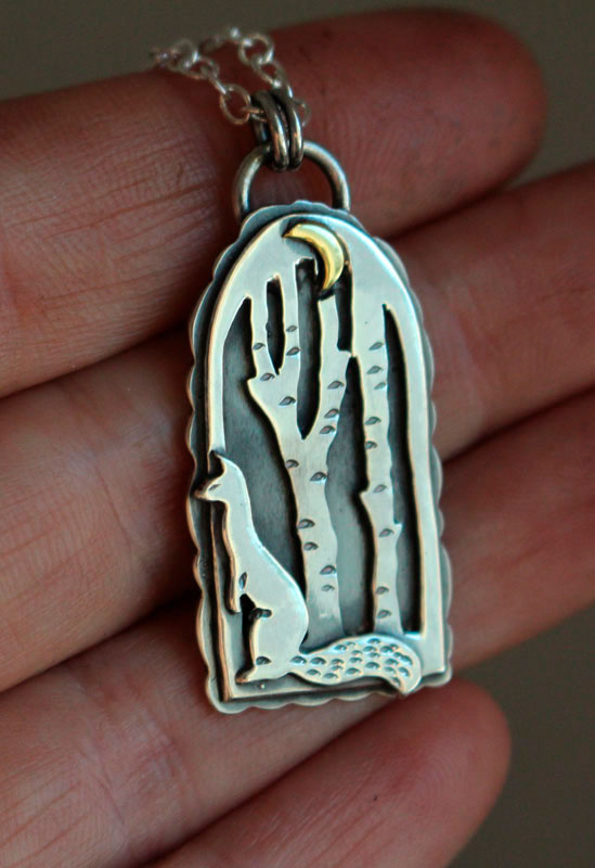 En el corazón de la noche, collar hurón en el bosque en plata y latón