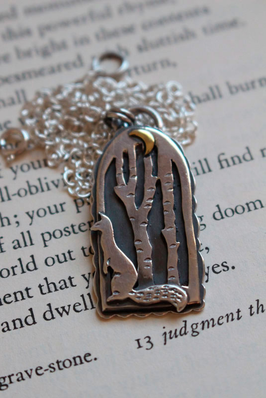 En el corazón de la noche, collar hurón en el bosque en plata y latón