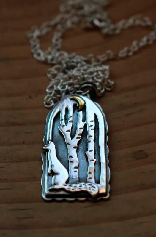 En el corazón de la noche, collar hurón en el bosque en plata y latón