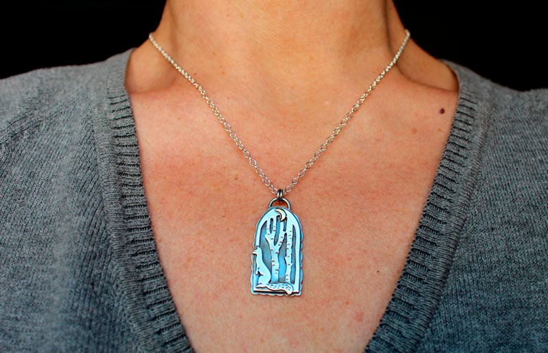 En el corazón de la noche, collar hurón en el bosque en plata y latón