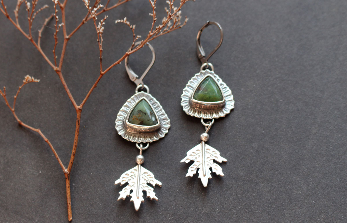 En el corazón del bosque, aretes hoja en plata y crisoprasa