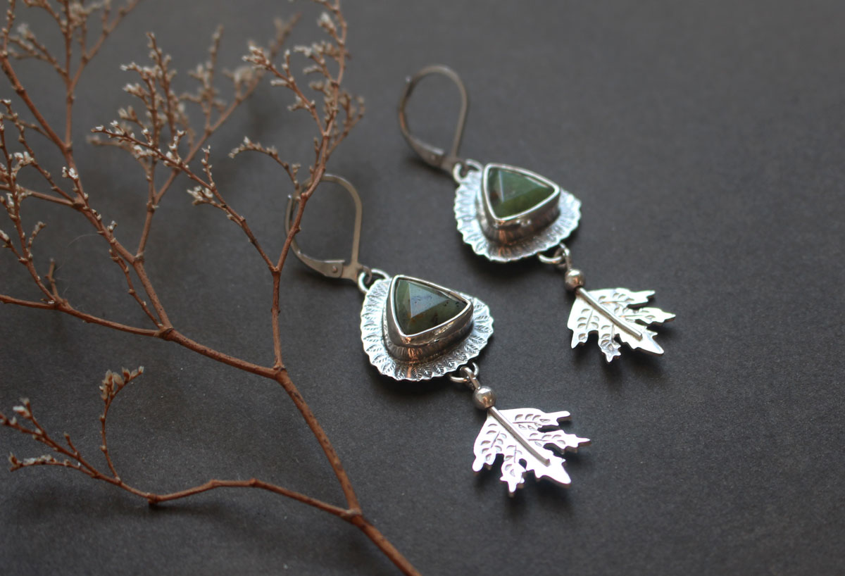 En el corazón del bosque, aretes hoja en plata y crisoprasa