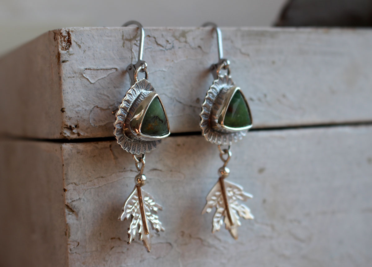 En el corazón del bosque, aretes hoja en plata y crisoprasa