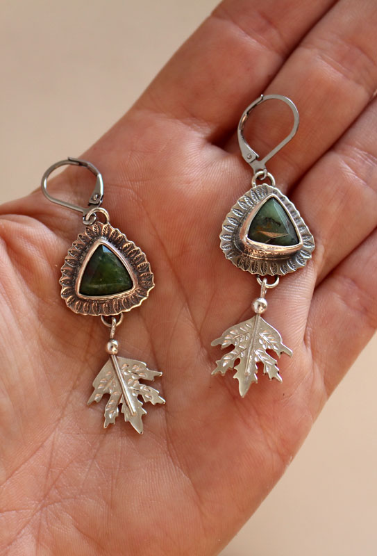 En el corazón del bosque, aretes hoja en plata y crisoprasa