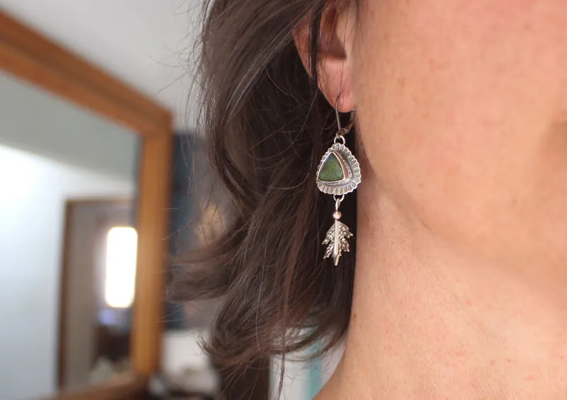 En el corazón del bosque, aretes hoja en plata y crisoprasa