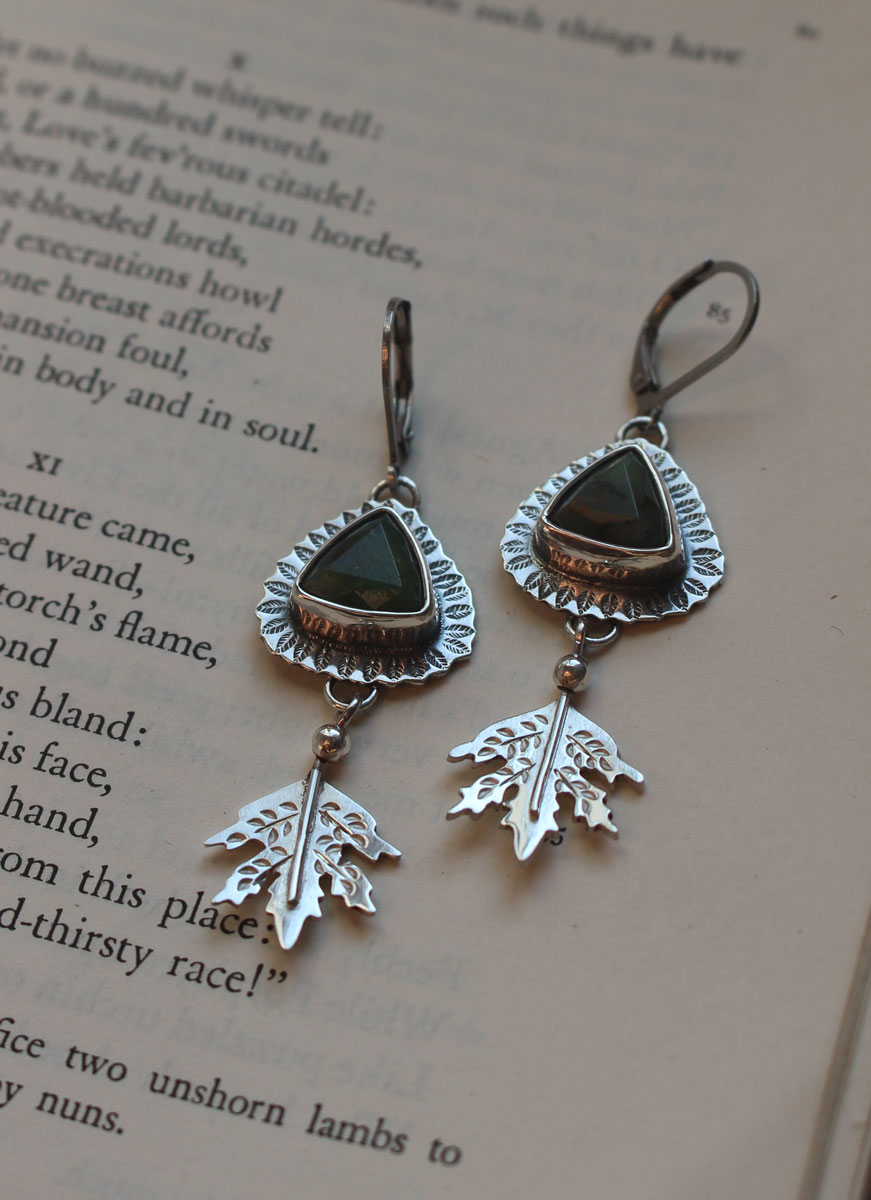 En el corazón del bosque, aretes hoja en plata y crisoprasa