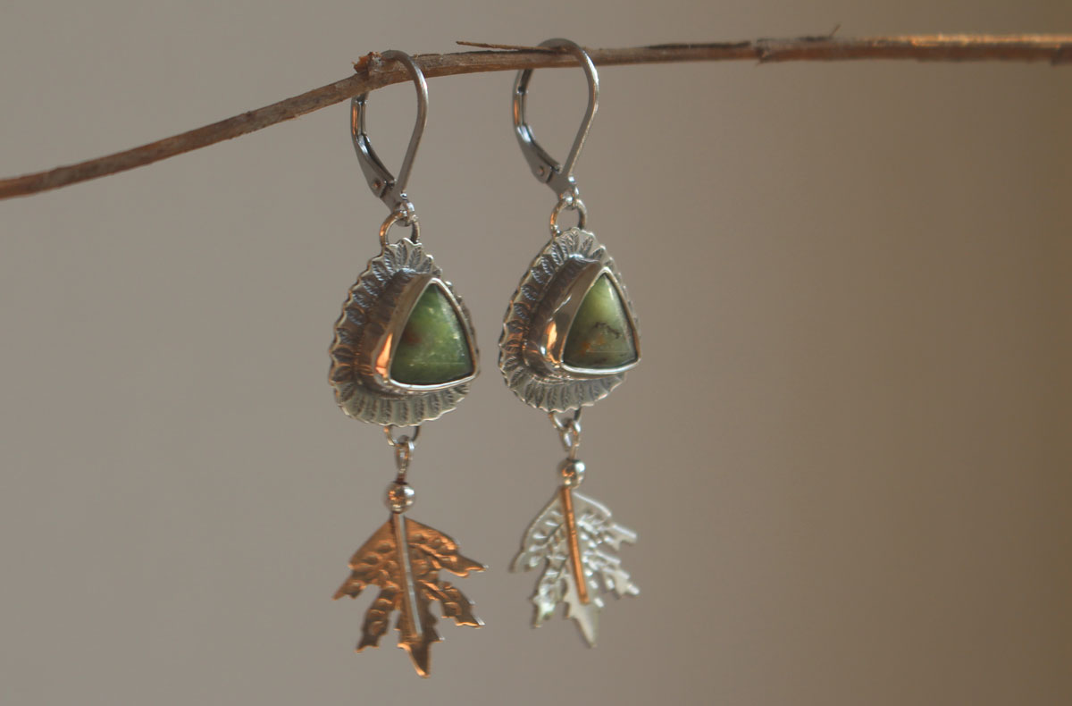 En el corazón del bosque, aretes hoja en plata y crisoprasa