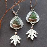 En el corazón del bosque, aretes hoja en plata y crisoprasa