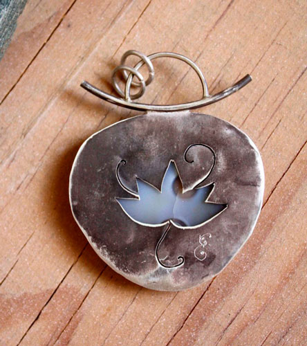 En el corazón del océano, dije aguas primordiales en plata y jaspe oceánico