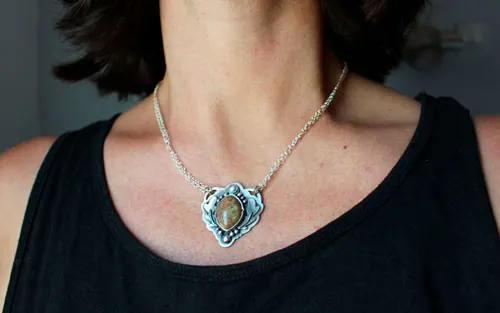 En el hueco del roble, collar celta en plata y jaspe otoño