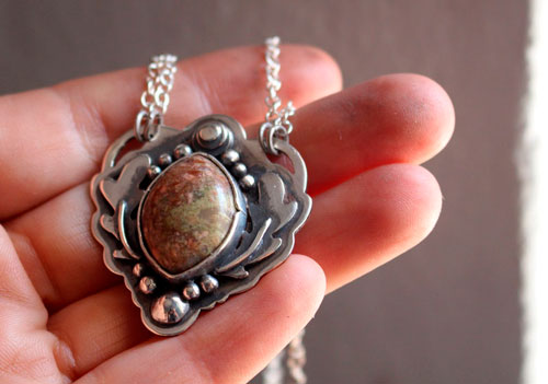 En el hueco del roble, collar celta en plata y jaspe otoño