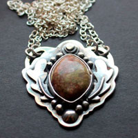 En el hueco del roble, collar celta en plata y jaspe otoño