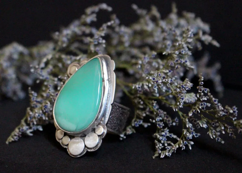 En el reino de la naturaleza, anillo Cachemira en plata y crisoprasa