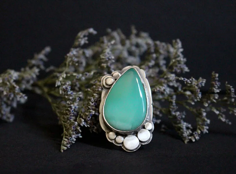 En el reino de la naturaleza, anillo Cachemira en plata y crisoprasa