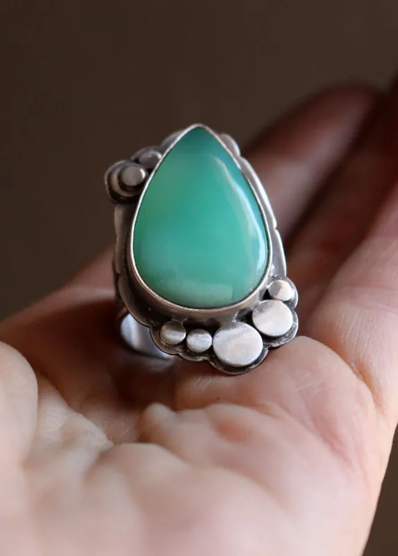 En el reino de la naturaleza, anillo Cachemira en plata y crisoprasa