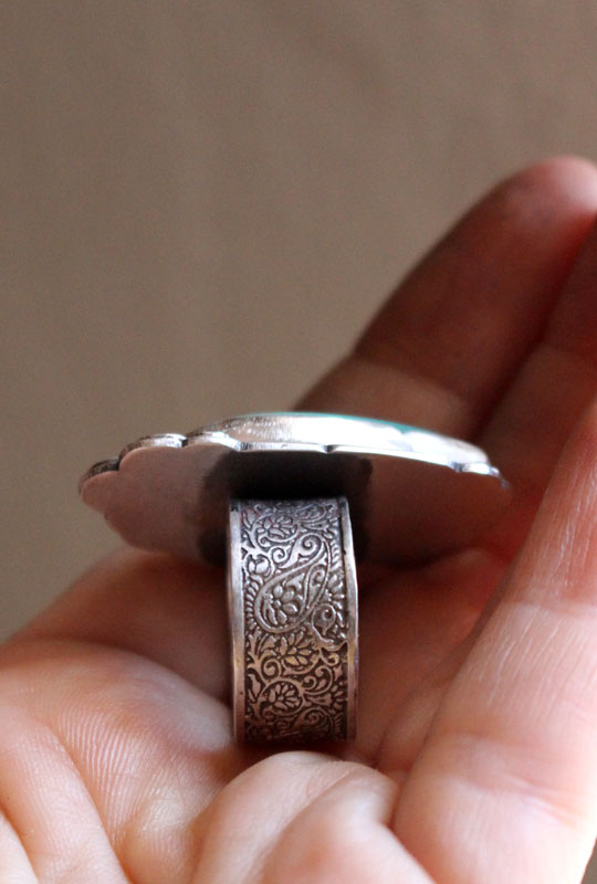 En el reino de la naturaleza, anillo Cachemira en plata y crisoprasa