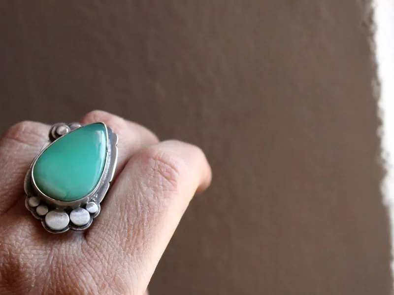 En el reino de la naturaleza, anillo Cachemira en plata y crisoprasa