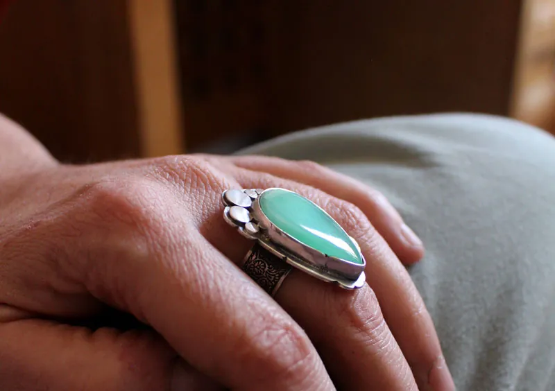 En el reino de la naturaleza, anillo Cachemira en plata y crisoprasa