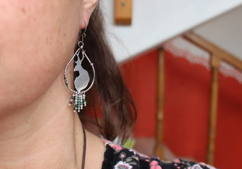 En la tranquilidad del amanecer, aretes ciervos en plata y ágata musgosa