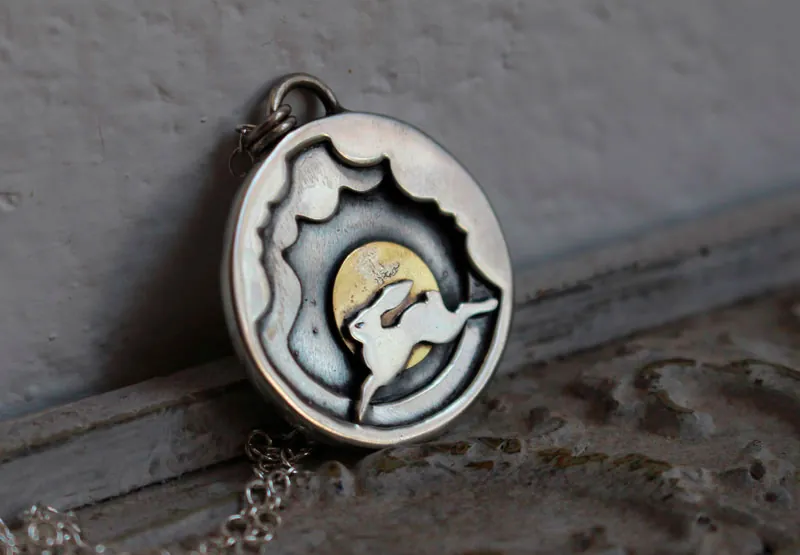 En mis sueños, collar de liebre entre las nubes en plata y latón