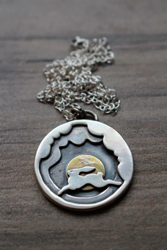 En mis sueños, collar de liebre entre las nubes en plata y latón
