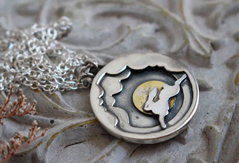 En mis sueños, collar de liebre entre las nubes en plata y latón