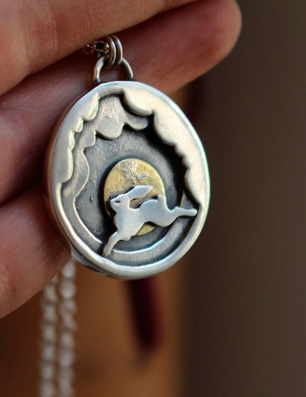 En mis sueños, collar de liebre entre las nubes en plata y latón