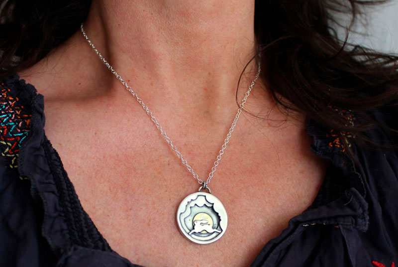 En mis sueños, collar de liebre entre las nubes en plata y latón