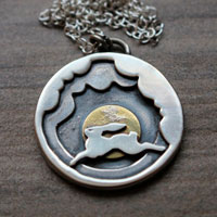 En mis sueños, collar de liebre entre las nubes en plata y latón