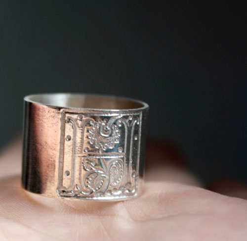 Enluminura medieval, anillo iluminura de la Edad Media en plata