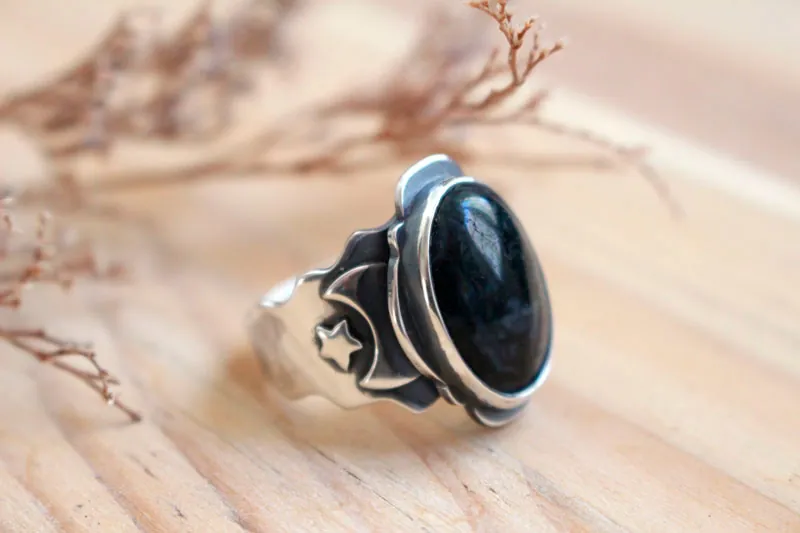 Entre las estrellas y la luna, anillo astronómico en plata y ágata musgosa