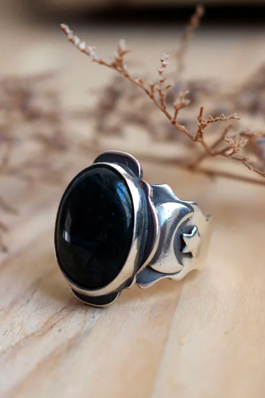 Entre las estrellas y la luna, anillo astronómico en plata y ágata musgosa