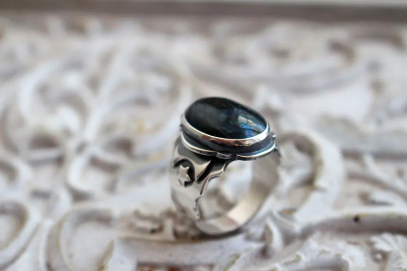 Entre las estrellas y la luna, anillo astronómico en plata y ágata musgosa