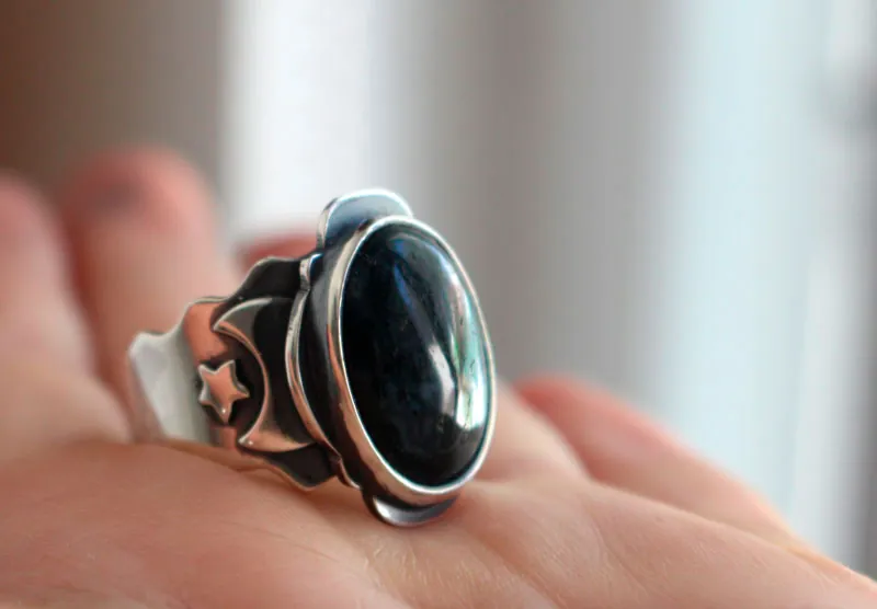 Entre las estrellas y la luna, anillo astronómico en plata y ágata musgosa